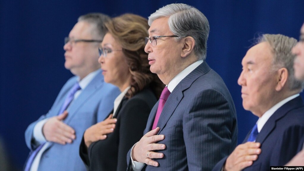 Бывший президент Казахстана Нурсултан Назарбаев, его преемник Касым-Жомарт Токаев, дочь Назарбаева Дарига на съезде партии власти в 2019 году
