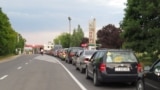 Mașini din regiunea transnistreană la punctul de trecere de la Bender