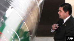 Türkmenistanyň prezidenti Gurbanguly Berdimuhamedow Gündogar-Günbatar gaz geçirijisiniň gurluşygyna ak pata berýär. 2010-njy ýylyň 31-nji maýy.