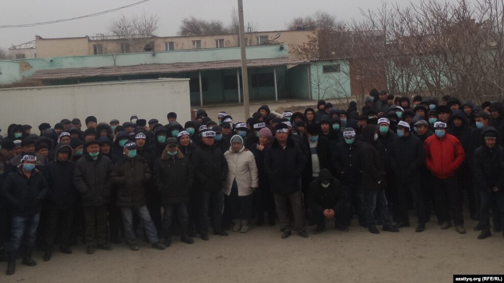 Собравшиеся работники компании OCC с повязками "Голодовка" на голове. Актау, 18 января 2017 года.