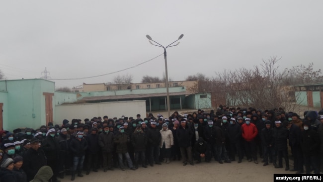 Работники Oil Construction Company во время голодовки во дворе здания, где находится офис их профсоюза. Актау, 18 января 2017 года.