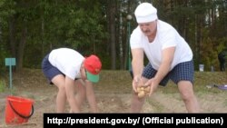 Lukasenka Kolja nevű fiával egy őszi betakarításon