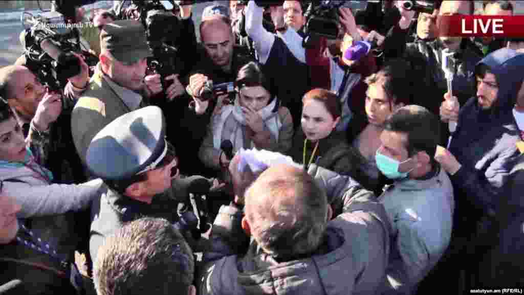 Лидер оппозиционного движения Никол Пашинян рвет письменное уведомление полиции с требованием прекратить митинг, Ереван, 17 апреля 2018 г.