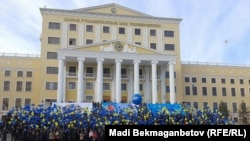 Акция в поддержку ежегодного послания президента Нурсултана Назарбаева народу Казахстана. Астана, 2 декабря 2015 года.