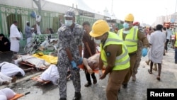 Saudi Arabia -- Rescue workers carry the bodies of Muslim pilgrims after a stampede at Mina, outside the holy Muslim city of Mecca September 24, 2015. 