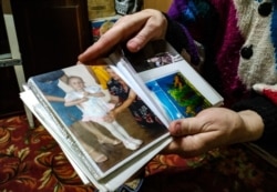 Наталья Фролова қызы Аннаның кішкентай кезіндегі суреттерін көрсетіп отыр. Орал, 4 қараша 2019 жыл.