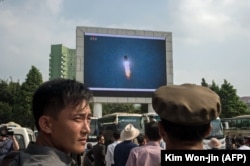 Запуск северокорейской баллистической ракеты транслируют на площади Пхеньяна, КНДР, 30 августа 2017 года
