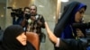 عصمت سوادی به هنگام ثبت نام برای انتخابات خبرگان