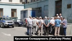 Ветераны крымскотатарского национального движения пришли под здание Совмина Крыма, 9 июля 2020 год 