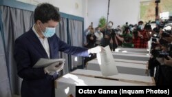 Nicușor Dan a votat la o secție din cartierul Drumul Taberei, în București.