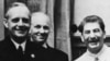 Joachim Von Ribbentrop, ministrul de externe german, sub-secretarul de stat Friedrich Gaus, Iosif Stalin și ministrul de externe sovietic Vyacheslav Molotov la Kremlin, în ziua de 23 august 1939