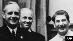 Joachim Von Ribbentrop, ministrul de externe german, sub-secretarul de stat Friedrich Gaus, Iosif Stalin și ministrul de externe sovietic Vyacheslav Molotov la Kremlin, în ziua de 23 august 1939