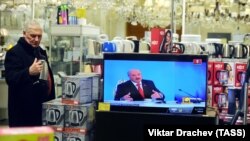 Трансляція «Великого розмови» з президентом Білорусі Олександром Лукашенком у одному з магазинів побутової техніки