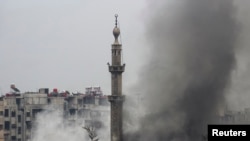 Дим над мечеттю – наслідок боїв між повстанцями та урядовими силами в столичному районі Джобар, 6 лютого 2013 року