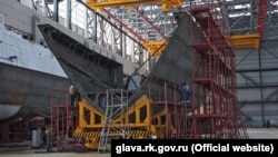 Судостроительный завод «Залив» в Керчи. Строящееся судно в сухом доке, 2017 год