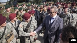 Президент Эстонии приветствует военнослужащих США на авиабазе в Эстонии 