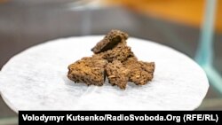 "The sample of the farmers' bread is attached. I don't know the ingredients of this bread. This sample is for you to know," Oleksiy Sorokin wrote in his note.