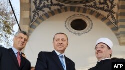 Hašim Tači, tadašnji premijer Kosova, turski predsjednik Redžep Tajib Erdogan i predsjednik Islamske zajednice Kosova, muftija Naim Ternava na ceremoniji otvaranja obnovljene Velike džamije u Prištini, novembar 2010.