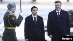 Ukrainanyň prezidenti Wiktor Ýanukowiç (sagda) we Türkmenistanyň prezidenti Gurbanguly Berdimuhamedow Kiýewde, 2012-nji ýylyň 13-nji marty.