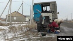 Рабочие компании, прокладывающей водопровод в селе Жалгамыс. Алматинская область, 25 декабря 2014 года.