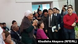 Шығыс Қазақстан облысының әкімі Даниал Ахметовпен кездесуде шенеунікке сұрақ қойып тұрған жергілікті тұрғын. Ақжар ауылы, ШҚО, 27 ақпан 2020 жыл.