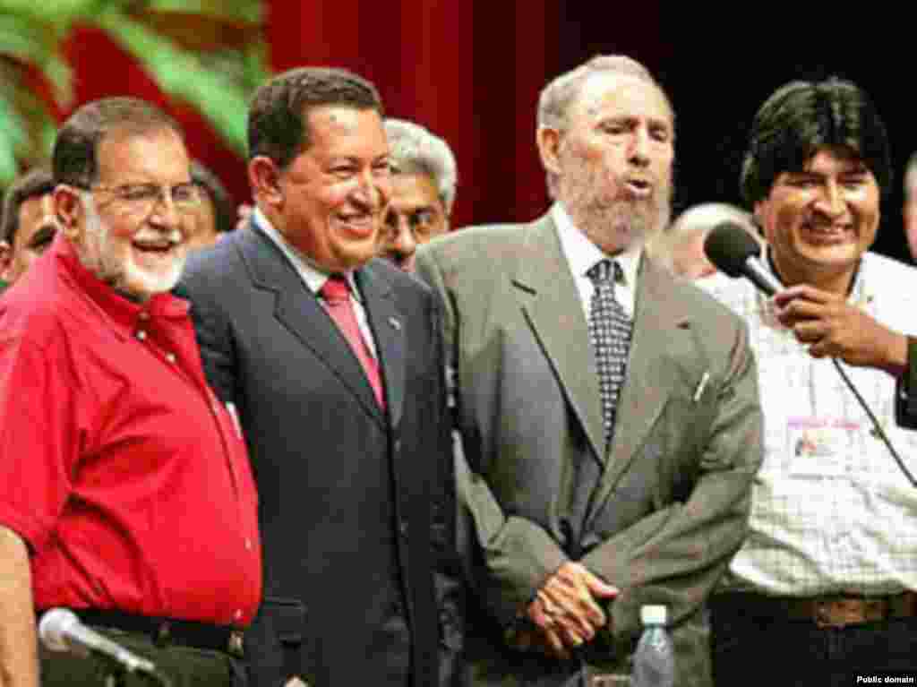 فیدل کاسترو در کنار سیاستمداران چپ آمریکای لاتین: (از چپ به راست) شفیق هاندال، یکی از رهبران چپ السالوادر، که فلسطینی تبار بود و سال گذشته در گذشت.هوگو چاوز، رییس جمهوری ونزوئلا، فیدل کاسترو، ایو مولارس، رییس جمهوری بولیوی. عکس در سال ۲۰۰۴ گرفته شده است.