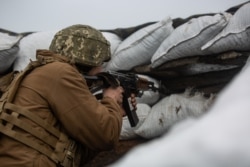 Український військовий на передовій бойовій позиції поблизу хутору Вільний