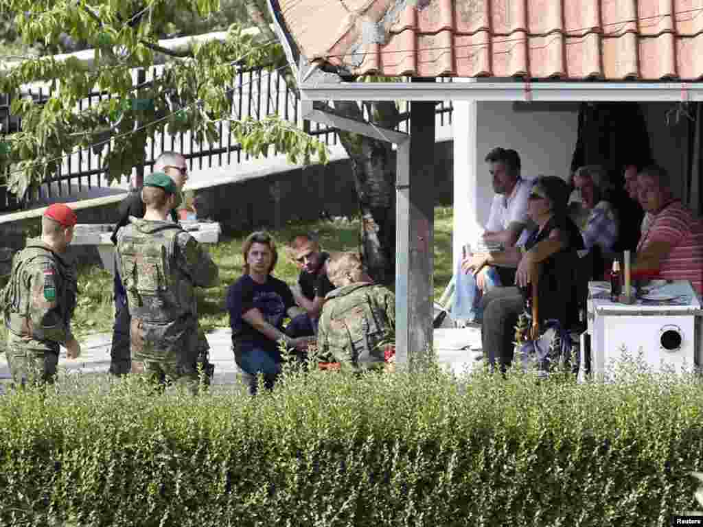Njemački vojnici KFOR-a posjetili su lokalno srpsko stanovništvo u selu Župče, u blizini Zubin Potoka, 19.09.2011. Foto: Reuters / Marko Đurica 