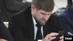 Лидер Чечни Рамзан Кадыров со своим мобильным телефоном на заседании Госсовета России в Кремле, 2013