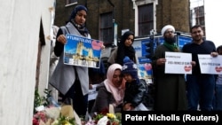 Musulmani rugîndu-se în apropiere de London Bridge