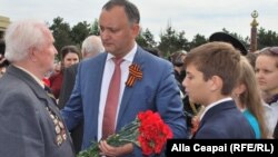 Igor Dodon alături de un veteran ai celui de-al Doilea Război Mondial