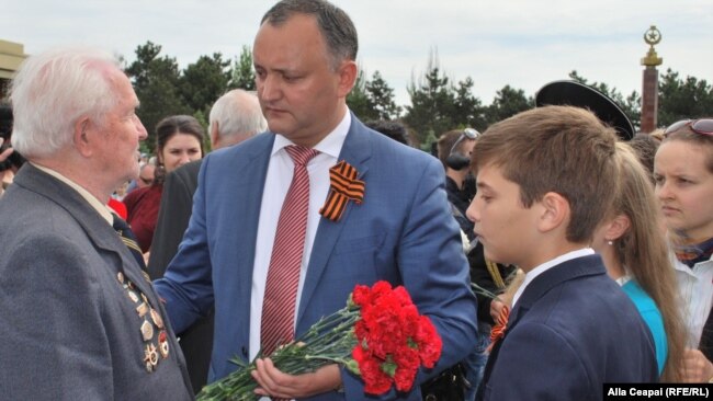 Igor Dodon alaturi de un veteran ai celui de-al Doilea Razboi Mondial