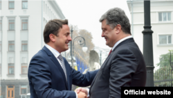 Президент України Петро Порошенко (п) та прем'єр-міністр Люксембургу Ксав'є Бетель під час зустрічі у Києві. 22 жовтня 2015 року