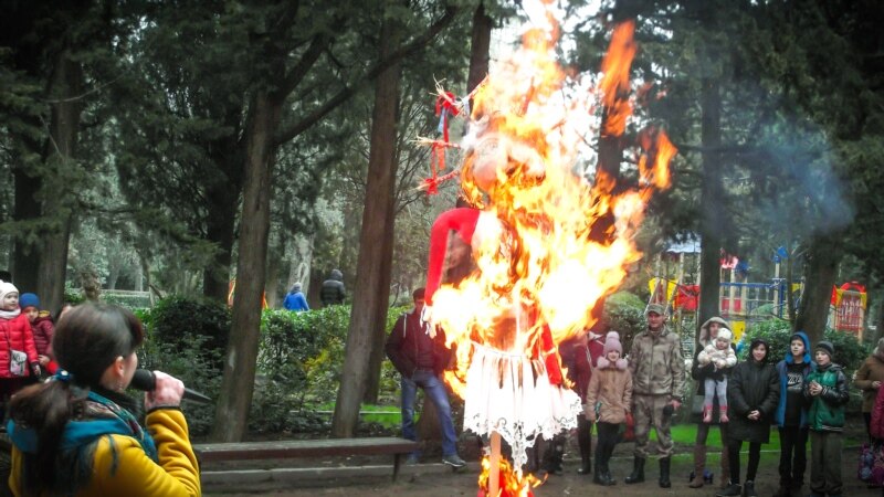 В Ялте сотрудники МЧС устроили для детей показательное сожжение «чучела зимы» (+фото)