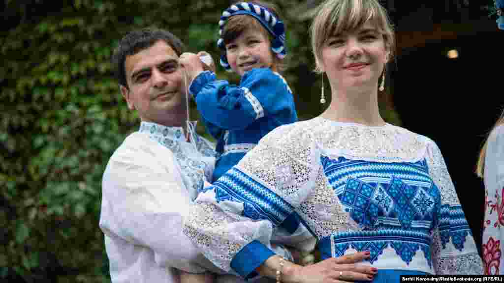 Модне українське вбрання для всієї родини