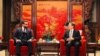 حمدالله محب مشاور امنیت ملی افغانستان (چپ) حین ملاقات با همتای چینی اش در پیکنگ