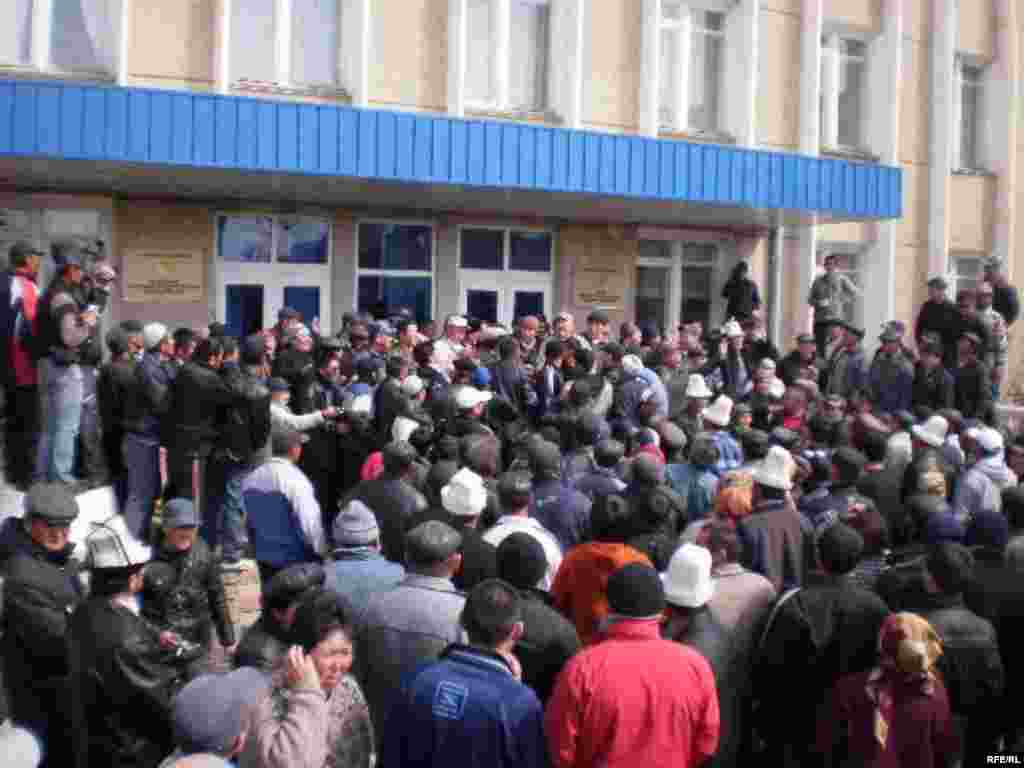 7 апреля 2010 года ситуация в некоторых регионах Кыргызстана накалилась. Митингующие в Нарыне захватили здание администрации.