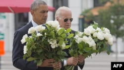 Presidenti amerikan, Barack Obama dhe zëvendësi i tij, Joe Biden vendosin lule te vendi ku krye sulmi më 11 qershor 