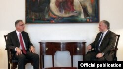 Министр иностранных дел Армении Эдвард Налбандян (справа) принимает посла Франции в Армении Анри Рено, 22 октября 2014 г. (Фотография – пресс-служба МИД Армении)