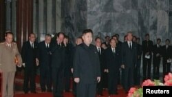 Ким Чен Ын у гроба Ким Чен Ира