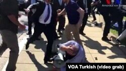 ԱՄՆ - Թուրքիայի նախագահի թիկնապահները և աջակիցները ծեծում են խաղաղ ցուցարարներին, Վաշինգտոն, 16-ը մայիսի, 2017թ․