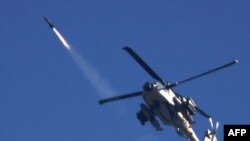 Израильский вертолет выпускает ракету над городом Бейт-Лахия, сектор Газа