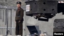 Північнокорейський прикордонник на бойовому посту