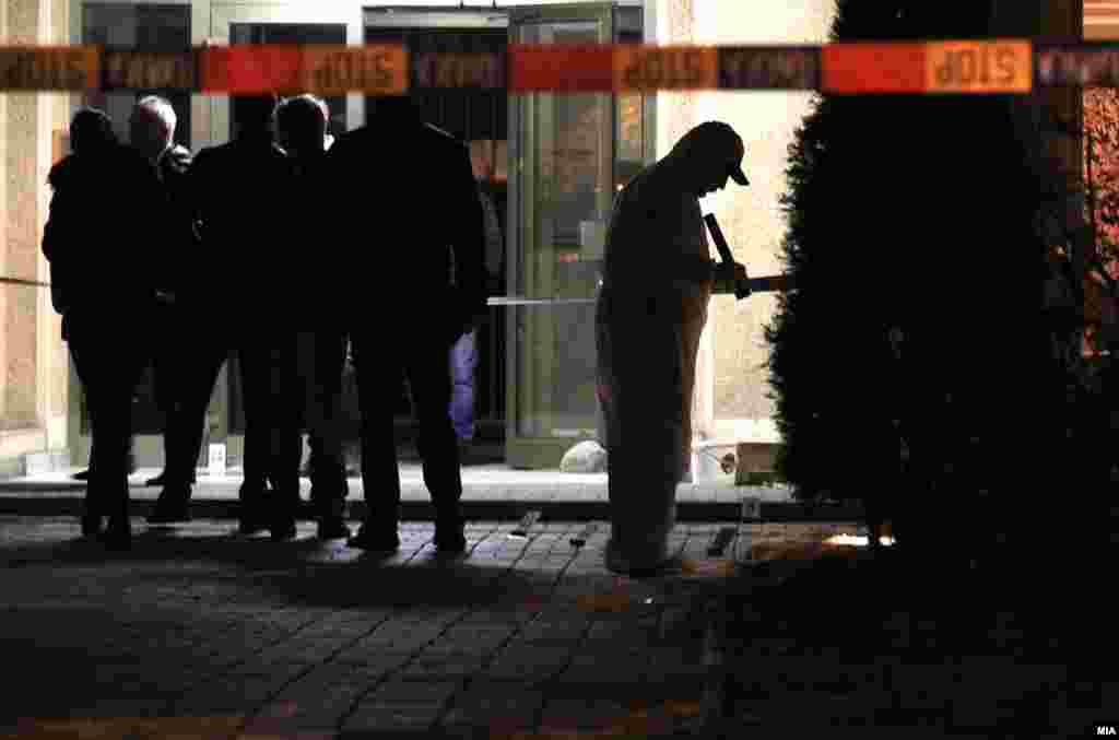 МАКЕДОНИЈА - Во Дебар смртно биле застрелани маж, неговата сопруга и нивната малолетна ќерка. Полициската станица од општа надлежност во Дебар за настанот добила дојава од граѓанин, по што била известена Општата болница. Екипа на итната медицинска помош веднаш пристигнала, но за жал лекарот само констатирал смрт. 