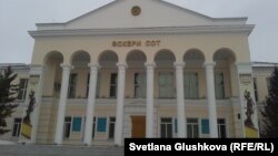 У здания военного суда в Астане.