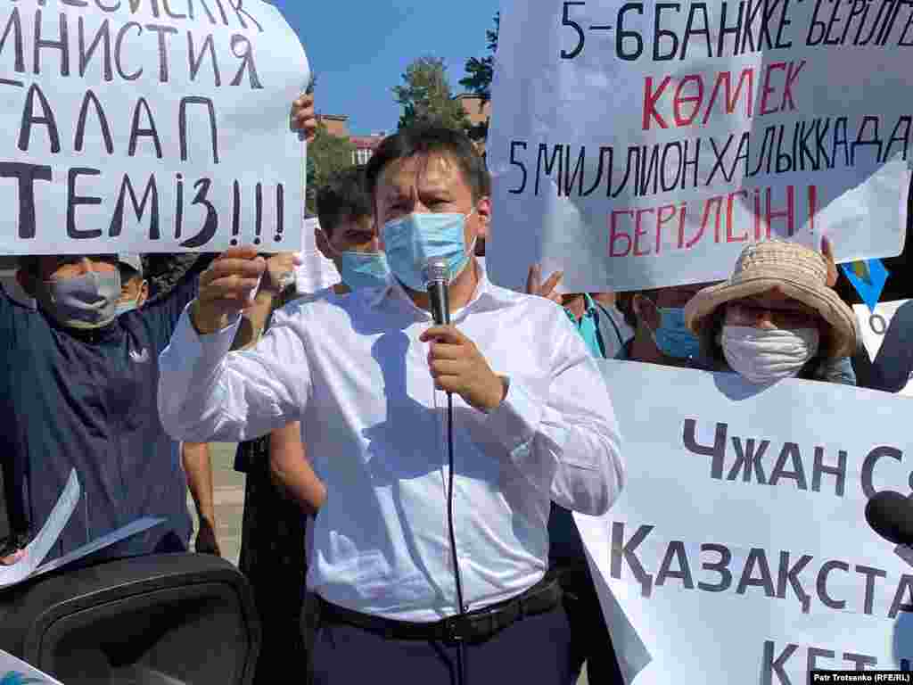 Азаматтық белсенді, журналист Жанболат Мамай несие амнистиясын жариялау, саяси тұтқындарды босату, жерді шетелдіктерге сатпау тақырыбымен өткен митингте сөйлеп тұр. 