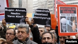 Turkey -- Journalists and their supporters march as they protest against the arrests of journalists in Ankara, 04Mar2011