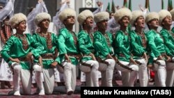 Baýramçylyk çäresinde tans ýerine ýetirýän adamlar. Arhiw suraty.