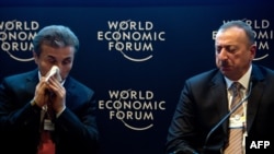 Президент Азербайджана Ильхам Алиев (справа) с премьер-министром Грузии Биздиной Иванишвили во время панельной дискуссии на ежегодном заседании Всемирного экономического форума, Давос, 23 января 2013 года.