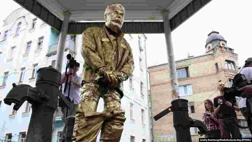 На Подолі у Києві активісти партії «Братство» поставили пам’ятник Йосипові Сталіну. 